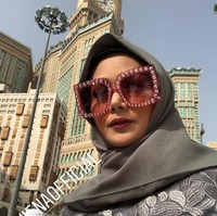 Kacamata Gucci kembali menjadi pilihan Krisdayanti untuk melindungi matanya dari bahaya sinar matahari. Berpose dengan latar belakang Clock Tower, Mekkah, KD memakai Oversized Square Frame Acetate Sunglasses dari Gucci yang harganya mencapai US$ 1.380 atau sekitar Rp 19 jutaan. Foto: Instagram/Krisdayanti