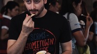 Ternyata aktor sekaligus DJ berbadan kekar ini suka es krim. Makan satu cup es krim aja gayanya terlihat sangat maskulin. Foto: Instagram defarhad