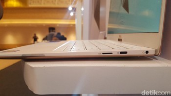 Dengan sejumlah versi yang dimiliki XPS 13 terbaru, berat dan tebal paling minimumnya adalah 1,21 kg dan 7,8 mm. Foto: Muhamad Imron Rosyadi/detikINET