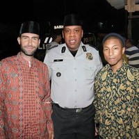 Mungkin begini jadinya kalau Adam Levine, Jay Z, dan Pharrell Williams sepulang tarawih. Adem melihatnya. (Foto: Instagram/@indra.hakim)