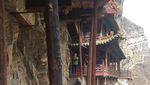 Foto: Kuil Cantik nan Ekstrem di Tebing Gunung China
