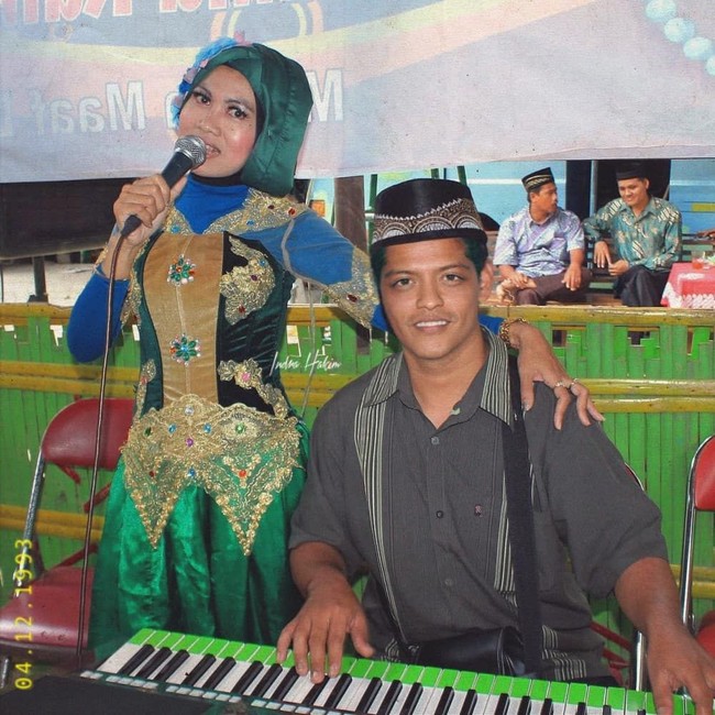 Ini Bruno Mars pamer kebolehan berorgan tunggal dengan seorang biduan. Mungkin lagi mendendangkan Versace on the Floor versi dangdut pantura. (Foto: Instagram/@indra.hakim)