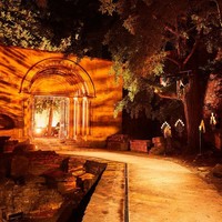 Kelihatannya tidak seperti kuburan karena ini kuburan tapi di sisi lain bukan (kuburan). Aku suka dengan sesuatu yang terlihat seperti bukan aslinya, ujar Alessandro Michele, direktur kreatif Gucci tentang lokasi tersebut. (Foto: Instagram/Gucci)