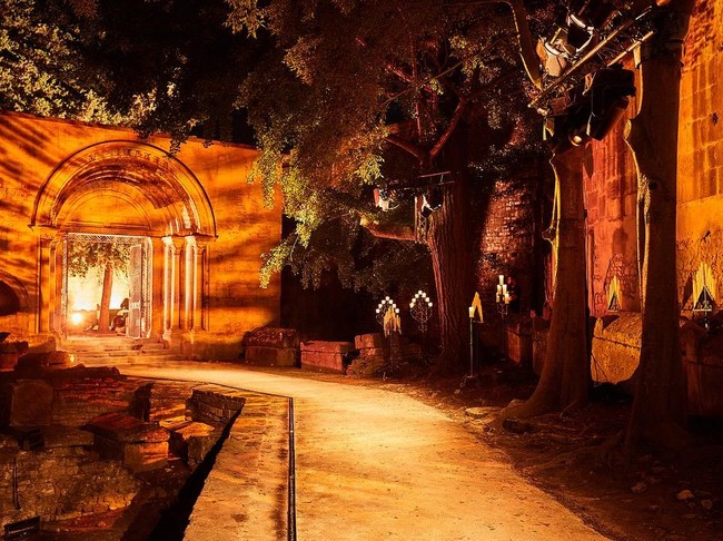 Kelihatannya tidak seperti kuburan karena ini kuburan tapi di sisi lain bukan (kuburan). Aku suka dengan sesuatu yang terlihat seperti bukan aslinya, ujar Alessandro Michele, direktur kreatif Gucci tentang lokasi tersebut. (Foto: Instagram/Gucci)