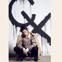 Pada pemotretan kali ini, trench coat serta sweater Burberry menjadi andalan. Chloe Xaviera memadukannya dengan boots kulit berdetail cut-out yang edgy. (Foto: Instagram/@chloexaviera)