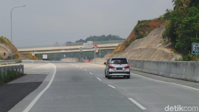 Wus... Mobil Melesat di Tol Ngawi-Salatiga yang Siap Dipakai Mudik
