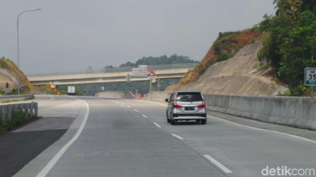 Wus... Mobil Melesat di Tol Ngawi-Salatiga yang Siap Dipakai Mudik