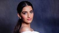 Sonam Kapoor mendapatkan predikat di India yakni selebritis paling modis. Foto: Dok. Instagram/sonamkapoor