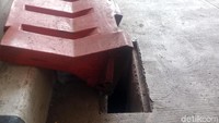 Penutup gorong-gorong yang raib ini semuanya berada di lajur kiri.