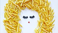 Sesekali, ia juga menggunakan bahan makanan sebagai karyanya. Kentang goreng ditata hingga menjadi rambut seorang gadis. Supaya makin maksimal, Sofia juga menambahkan bulu mata dan lipstik sebagai bibir. Foto: instagram @macro.girl