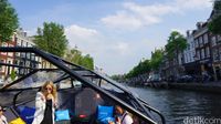 Naik boat di kanal Amsterdam (Afif Farhan/detikTravel)