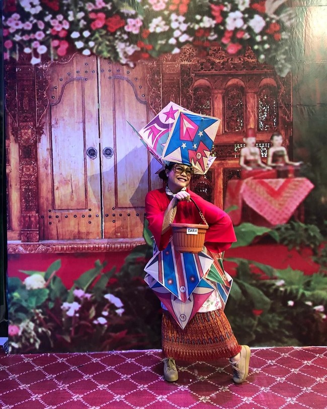 Menulis caption, Terbang tinggi seperti layangan. Okky Lukman benar-benar memakai layangan sebagai aksesori. Tasnya yang sekarang dibuat dari pot tanaman. Foto: Dok. Instagram