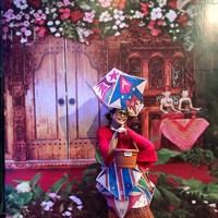 Menulis caption, Terbang tinggi seperti layangan. Okky Lukman benar-benar memakai layangan sebagai aksesori. Tasnya yang sekarang dibuat dari pot tanaman. Foto: Dok. Instagram