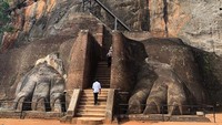 Foto: Sigiriya namanya. Dikenal juga sebagai Lions Rock, yakni benteng batu dan istana. Pintu masuknya berupa tangga (abramgrafiks/Instagram)