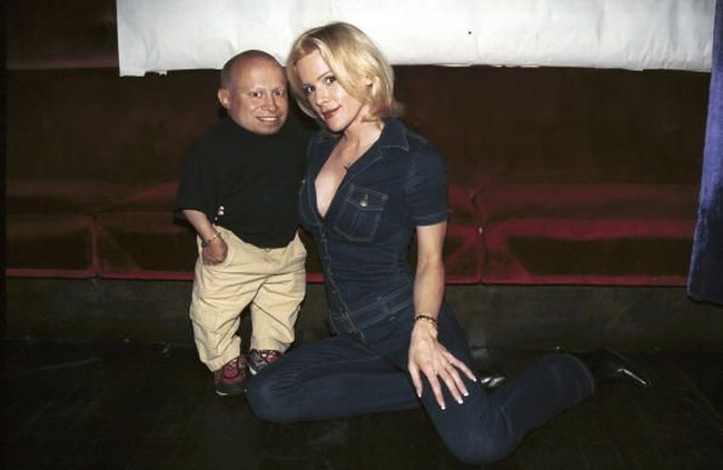 Meski Verne Troyer punya keterbatasan dalam tinggi badan, pemain film Austin Powers dan Harry Potter itu populer di kalangan wanita cantik. Ia pun sempat menikah dengan model playboy Genevieve Gallen meski dibatalkan keesokan harinya. Foto: Getty Images