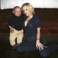 Meski Verne Troyer punya keterbatasan dalam tinggi badan, pemain film Austin Powers dan Harry Potter itu populer di kalangan wanita cantik. Ia pun sempat menikah dengan model playboy Genevieve Gallen meski dibatalkan keesokan harinya. Foto: Getty Images