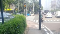 detikcom mengecek ke lokasi, di Jl MH Thamrin, di seberang gedung Indosat dan seberang gedung Mandiri, Kamis (31/5/2018). Namun pohon imitasi itu sudah dilepas hari ini.