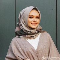 Finalis dari Bandung selanjutnya adalah Sabine Fatimah. Kepiawaiannya bermain gitar dan menyanyi berhasil curi perhatian juri audisi Sunsilk Hijab Hunt 2018 kala itu. Foto: Nico/detikcom, Wardrobe: Meccanism