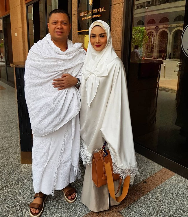 Berpose di depan sebuah hotel usai menjalankan ibadah umrah bersama Raul Lemos, Krisdayanti yang memang dikenal sebagai salah satu kolektor tas Hermes, menenteng tas dari brand Prancis tersebut. KD membawa tas Hermes Kelly yang harganya mencapai Rp 300 jutaan. Foto: Instagram/Krisdayanti