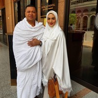 Berpose di depan sebuah hotel usai menjalankan ibadah umrah bersama Raul Lemos, Krisdayanti yang memang dikenal sebagai salah satu kolektor tas Hermes, menenteng tas dari brand Prancis tersebut. KD membawa tas Hermes Kelly yang harganya mencapai Rp 300 jutaan. Foto: Instagram/Krisdayanti