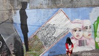 Mural menghiasi dinding di jalan-jalan Gang Abdul Jabar, Jagakarsa. Selain gambar kreatif masing-masing warga, para seniman di Gang Abdul Jabar juga menggambar mural Islami untuk menyemarakkan Ramadan.