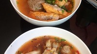 Dengan kuah yang melimpah dan tanpa suun ataupun mie kuning, bakso malang yang satu ini justru terlihat lezat. Apalagi sudah diracik dengan saus dan kecap sehingga warna kuahnya terlihat menggoda. Foto: Instagram hanedakusumaningtyas