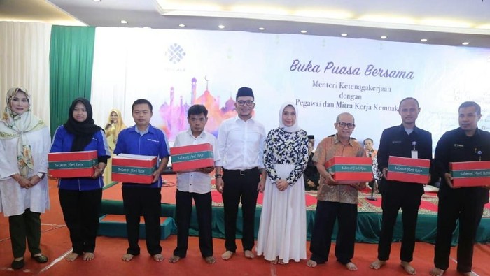 Menaker Hanif Beri Santunan ke Satpam Hingga Tukang Sapu