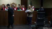 Fredrich menerima berkas tuntutan.
