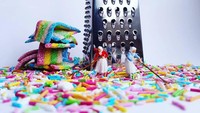 Lewat instagramnya @macro.girl, ia banyak memposting hasil fotonya. Yang ini memperlihatkan sebuah parutan keju yang seolah memarut permen warna-warni. Lalu di bawahnya diberi miniatur manusia sedang menyapu. Foto: instagram @macro.girl