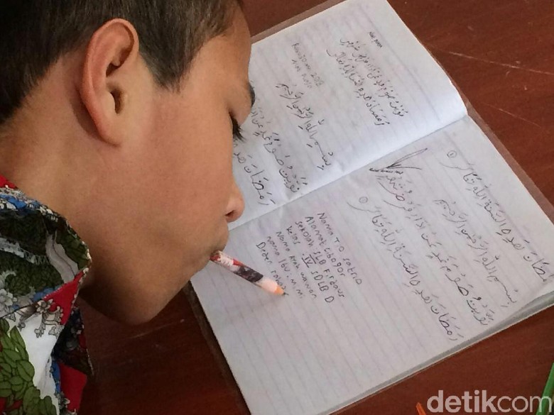 Salut, Tanpa Tangan dan Kaki Bocah Ciamis Ini Nulis Pakai Mulut Salut, Tanpa Tangan dan Kaki Bocah Ciamis Ini Nulis Pakai Mulut