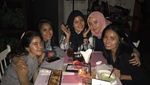 Tetap Kocak! Gaya Chika Waode Saat Makan Bareng Teman dan Anaknya