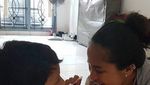 Tetap Kocak! Gaya Chika Waode Saat Makan Bareng Teman dan Anaknya