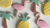 Biskuit flamingo buatan @bitemebakes ini merupakan satu rangkaian biskuit tema tropis yang dibuatnya. Pendampingnya ada biskuit gambar nanas dan pohon kelapa. Foto: Instagram