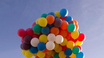 Sederet tim Ilmuwan, Insinyur dan 2 pilot kelas dunia berhasil menerbangkan rumah dengan 300 balon. (Foto: Boredpanda)