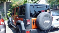 Jeep Wrangler Rubicon memang salah satu simbol kemewahan di tanah air. Mobil SUV trail rated asal Amerika Serikat ini memang memikat kalangan berduit. Foto: Ristu Hanafi