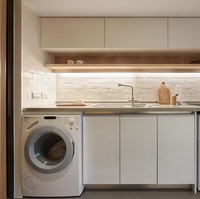 Di dalam ruangan seluas 22 meter per segi, siapa sangka bisa dibuat dapur secantik ini? Dapur juga disatukan dengan tempat mencuci baju. Foto: Dok. Boredpanda