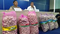 Bareskrim Polri mengungkap impor bawang putih ilegal sebanyak 300 ton dari China dan Taiwan. Empat orang pelaku yang diduga terlibat telah ditetapkan sebagai tersangka. (Foto: Yuni Ayu Amida/detikcom)