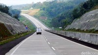 Ruas tol tersebut juga memiliki tanjakan panjang.