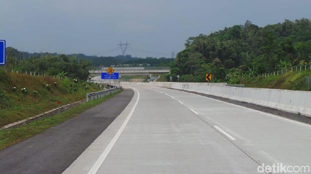 Wus... Mobil Melesat di Tol Ngawi-Salatiga yang Siap Dipakai Mudik