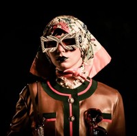 Di jajaran aksesori, kacamata hitam dengan desain mencolok (statement sunglasses) serta scarf masih menjadi andalan untuk koleksi ini. (Foto: Getty Images)