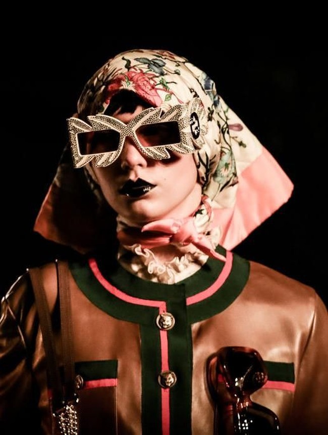 Di jajaran aksesori, kacamata hitam dengan desain mencolok (statement sunglasses) serta scarf masih menjadi andalan untuk koleksi ini. (Foto: Getty Images)