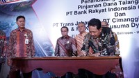 Total pinjaman khusus yang diberikan kepada tiga BUJT tersebut mencapai Rp 7,16 triliun. Penandatanganan kerja sama untuk dana talangan pembebasan lahan dalam rangka percepatan proyek infrastruktur itu di hadiri oleh Corporate Banking Director BRI Kuswiyoto serta Direktur Keuangan dan SDM Waskita Toll Road Y. Ariandi Siregar. 