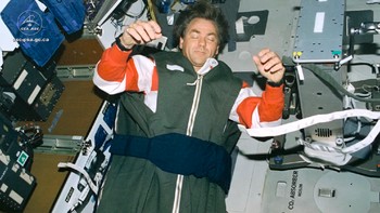 Astronot lelah dan ingin tidur? bisa tidur tapi sleeping bag. (Foto: Stasiun Luar Angkasa Internasional)