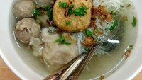 Begini tampilan bakso malang yang belum diracik. Berkuah bening dan ada titik lemak kecil. Pasti rasa kaldunya masih sangat terasa. Foto: Instagram nyumna