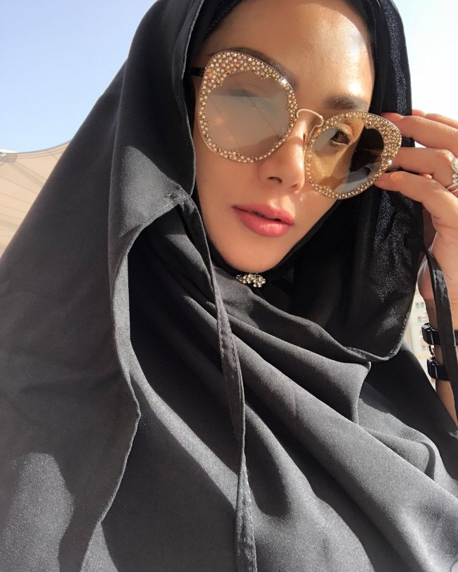 Krisdayanti berpose di kawasan Masjid Nabawi usai menjalankan salat. KD, demikian dia biasa disapa, tampak berpose memakai kacamata dari brand Salvatore Ferragamo. Kacamata cat eye yang dihiasi kristal dan stud itu harganya 595 poundsterling atau sekitar Rp 10,9 juta. Foto: Instagram/Krisdayanti