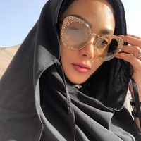 Krisdayanti berpose di kawasan Masjid Nabawi usai menjalankan salat. KD, demikian dia biasa disapa, tampak berpose memakai kacamata dari brand Salvatore Ferragamo. Kacamata cat eye yang dihiasi kristal dan stud itu harganya 595 poundsterling atau sekitar Rp 10,9 juta. Foto: Instagram/Krisdayanti