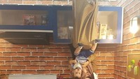 Sedang tren Meme Magic Jar, Risty dan Arkana memasang pose lucu di atas Magic Jar. Foto: Instagram @ristytagor