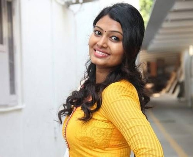 Shompa Anwar pernah menghebohkan jagat sosial media karena parasnya yang menawan. Perempuan berdarah Bangladesh-India ini merupakan seorang perawat yang bekerja di Rumah Sakit Negeri Saidabad, Dhaka, Bangladesh. Foto: Instagram