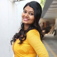 Shompa Anwar pernah menghebohkan jagat sosial media karena parasnya yang menawan. Perempuan berdarah Bangladesh-India ini merupakan seorang perawat yang bekerja di Rumah Sakit Negeri Saidabad, Dhaka, Bangladesh. Foto: Instagram