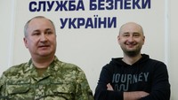 Arkady Babchenko, jurnalis Rusia yang dikabarkan tewas ditembak di Ukraina ternyata masih hidup. Dia tiba-tiba muncul secara mengejutkan ke publik dan mengatakan kondisinya dalam keadaan baik-baik saja.